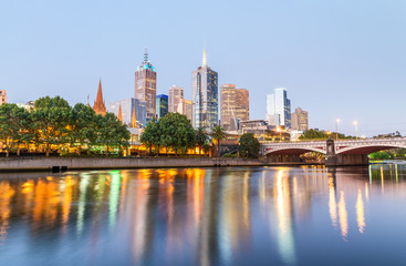 Obraz premium Melbourne skyline along Yarra river at sunset, Australia
