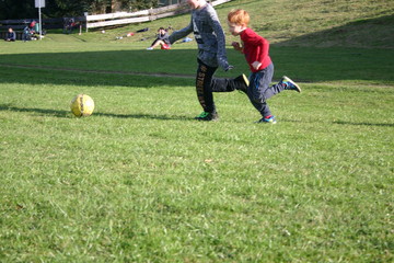 Fußball spielen am Spielplatz