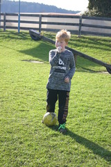Fototapeta premium Kinder beim fußball spielen