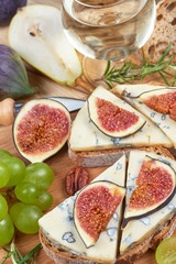 Bread with blue cheese and figs