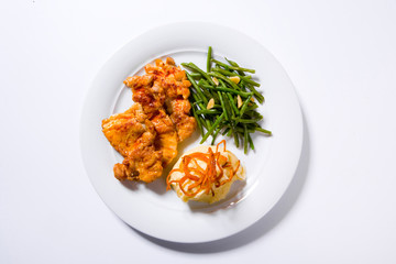 Roast chicken breast, mashed potatoes and green beans