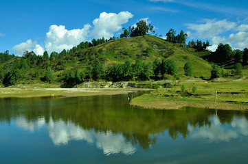 Lago y montaña en Colombia