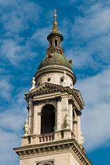 Obraz premium Fragment of St. Stephen's Basilica in Budapest, Hungary. Roman catholic church in neoclassical style against the blue sky