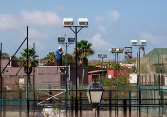 manutenzione illuminazione di un campo da tennis