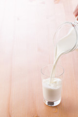 牛乳を注ぐ