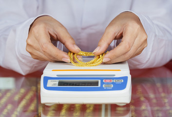 digital scales for weighing gold rings and necklaces with hand © geargodz