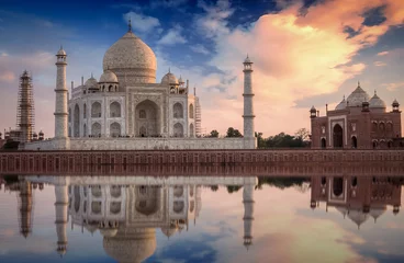 Papier Peint photo Monument artistique Taj Mahal avec une vue panoramique sur le coucher du soleil sur les rives de la rivière Yamuna. Taj Mahal est un mausolée en marbre blanc désigné comme site du patrimoine mondial de l& 39 UNESCO à Agra, en Inde.