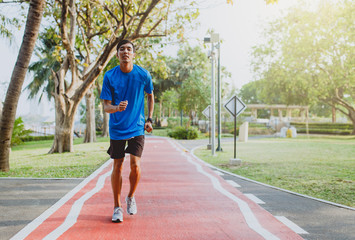 Obraz premium Biegnący mężczyzna. Mężczyzna jogging biegacz podczas treningu na świeżym powietrzu w parku publicznym.