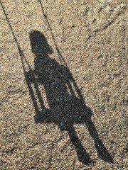 ombra di bambino sull'altalena