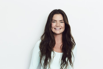 Obraz premium Smiling beautiful woman with long hair, portrait