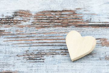 Obraz premium heart lying on wood