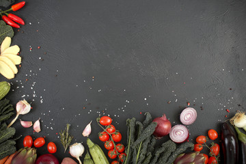 Verdure e spezie su sfondo nero