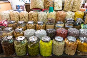 Bocaux d'épices dans le marché