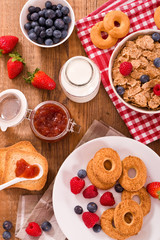 Breakfast with wholegrain cereals. 