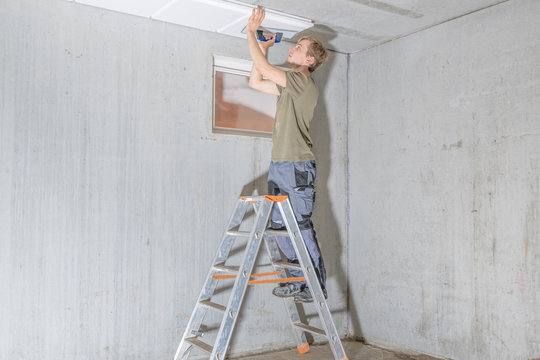Heimwerker d&auml;mmt Kellerdecke im Rohbau
