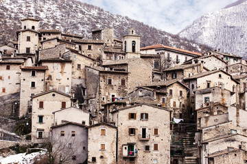 Fototapeta na wymiar medieval village of Scannoin winter, abruzzo