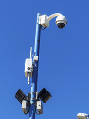 Überwachungskamera an einer Mauer