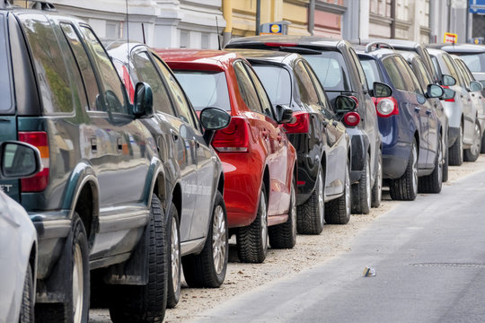 Autos parken am Stra&szlig;enrand