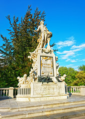 Fototapeta premium Mozart statue in Burggarten Park
