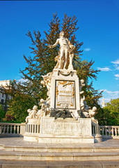 Fototapeta na wymiar Mozart sculpture in Burggarten Park in Vienna