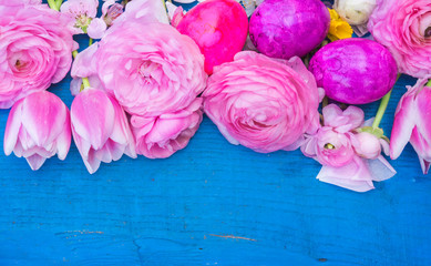 Ranunkeln, Tulpen und Ostereier, rosa Osterdekoration