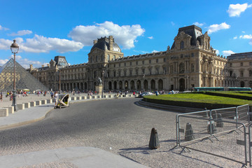 Naklejka premium paris garden and buildings of louvre and tuilleries