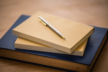 ペンと本
