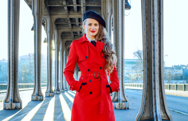 Obraz premium young woman on Pont de Bir-Hakeim bridge in Paris