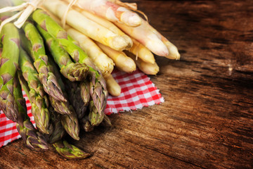 Grüner und weißer Spargel