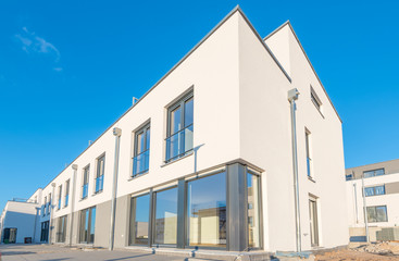 Exklusive Flachdach-Häuser im Bau