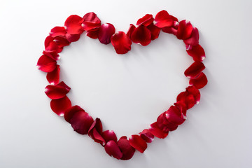 Naklejka premium Romantic heart from rose petals
