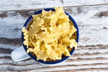 pasta corta in tazza metallica reginelle dall'alto