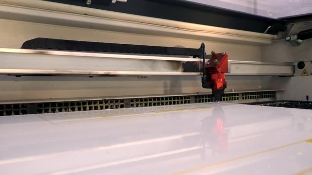 CNC Laser beim Zuschneiden eines Werkst&uuml;ckes