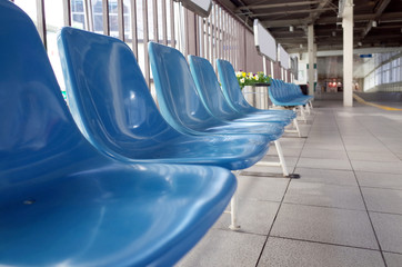 駅のホーム　椅子