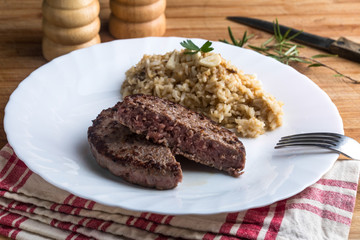 Hamburguesa con arroz lista para comer