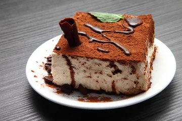 Keuken spatwand met foto Italiaans tiramisu dessert/ tiramisu dessert op een porseleinen bord © wustrowk