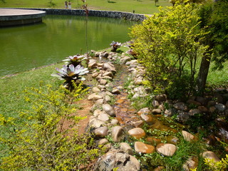 Fonte de água para o lago e ajardinar