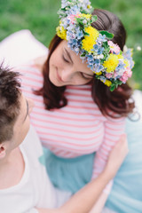 Obraz premium Verliebtes Paar bei Picknickszene im Frühling