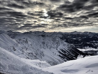 Alpen mit interessanten Wolkenhimmel