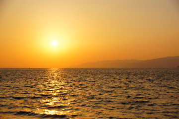 Obraz premium The setting sun which sets in the sea