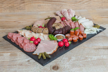 Wurstplatte variation auf einem Holztisch