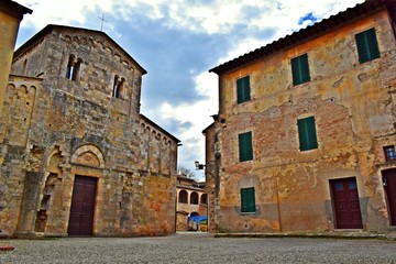 Fototapeta na wymiar vecchio borgo toscano di Abbadia a Isola in provincia di Siena in Italia