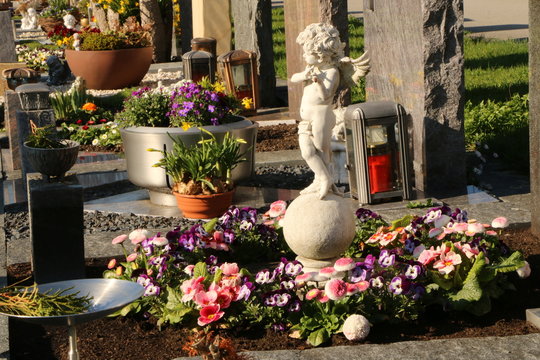 Cemetery in spring, Gräber mit Frühlingsbepflanzung, Friedhof im Frühling
