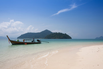 Fototapeta na wymiar Beautiful sea and blue sky at Andaman sea,thailand
