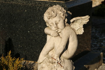 Angel, Engel, Amor an einem Friedhof