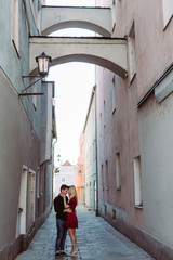 Verliebtes Paar in Altstadtgasse mit rotem Kleid