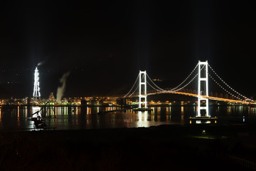 Fototapeta na wymiar 白鳥大橋と工場の夜景 / 北海道室蘭市
