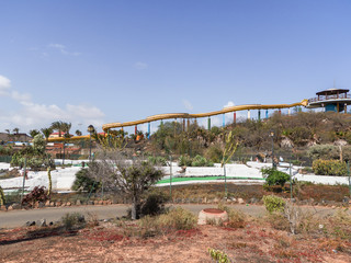 lunghissimo scivolo al parco acquatico