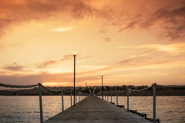Fototapeta na wymiar Langer Steg übers Meer im Sonnenuntergang