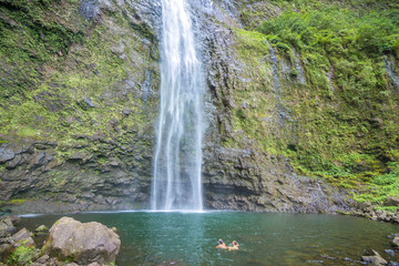 Fototapeta premium A couple enjoying the amazing Hanakapi'ai falls in Kauai island, Hawaii
